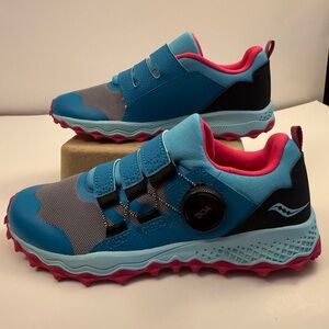 NWOT Saucony Blue and Pink Sneakers for Trail Adventures Water resistant Sz 3.5y